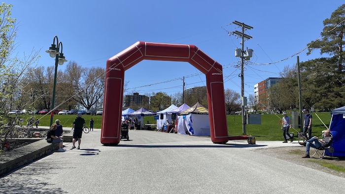 Une arche gonflable sur une promenade asphaltée. 