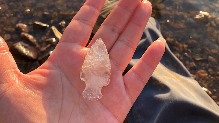 La pointe d'une flèche tenue dans la main d'une personne