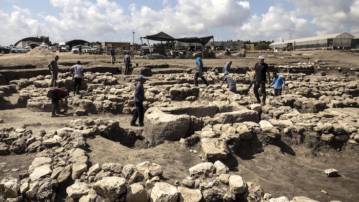 Dans le nord d'Israël, des archéologues travaillent dans une grande ville vieille de 5000 ans. 