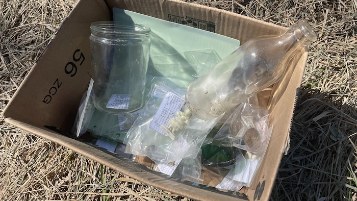 Des objets trouvés dans le sable.