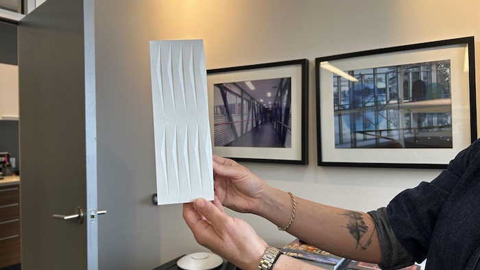 Une maquette d'un panneau extérieur du futur bâtiment.