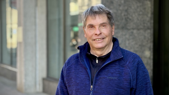 Pierre Caron sourit à la caméra.