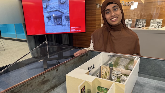 Khadeejah Khazi, devant sa maquette de l'ancien Rol San, aux Archives de Toronto, lors du vernissage de l'exposition, le vendredi 28 août 2026.