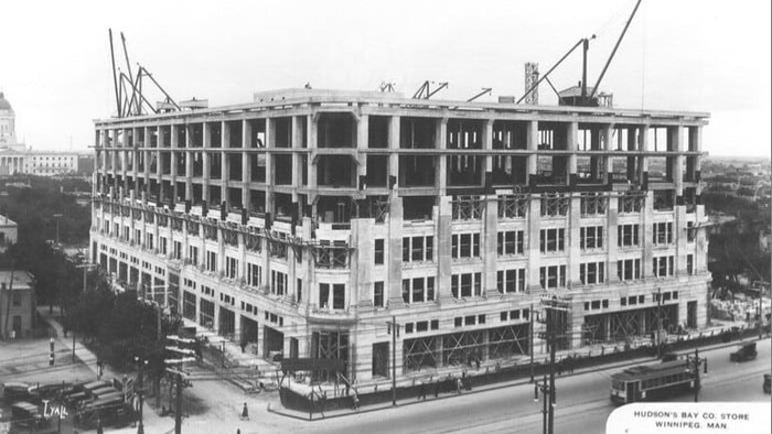 Archive de la construction à moitié terminée d'un grand bâtiment à Winnipeg en 1926.