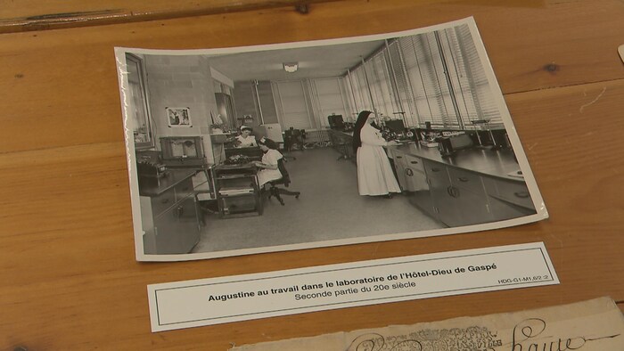 Photo ancienne montrant des religieuses dans un laboratoire.
