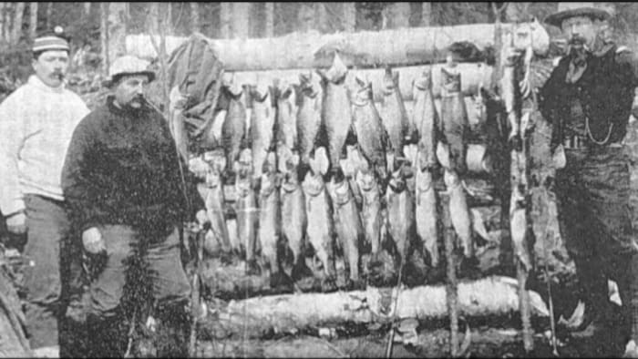 Des pêcheurs montrent leurs prises au lac à Moïse, il y a un siècle.