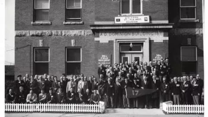 Le cliché pris en 1911 près du bâtiment A.D. Dominion immortalise une réunion des membres du 17e régiment de campagne.