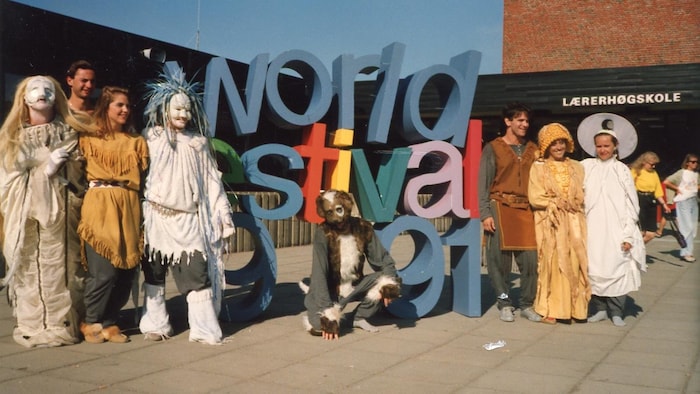 La Troupe du Jour dans un festival norvégien en 1991 pour présenter la pièce « Belle fille de l'aurore ».