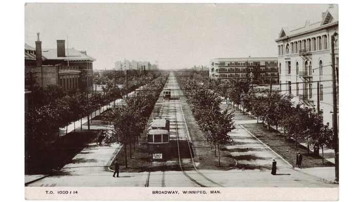 Carte postale de 1910 avec un tramway et des arbres