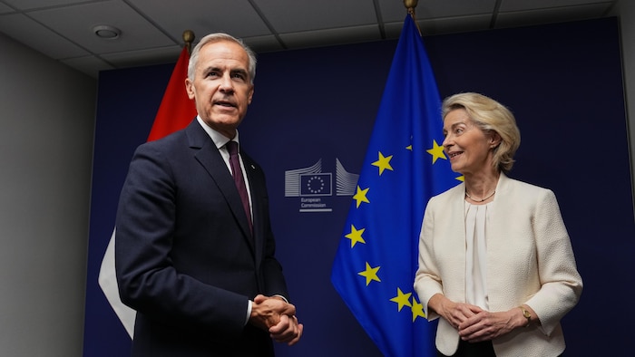 Le premier ministre Mark Carney, à gauche, et la présidente de la Commission européenne, Ursula von der Leyen, participent à une réunion bilatérale au Parlement européen à Strasbourg, en France.