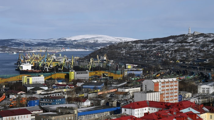 Vue de la ville portuaire de Mourmansk, dans le cercle arctique, le 26 mars 2025. 