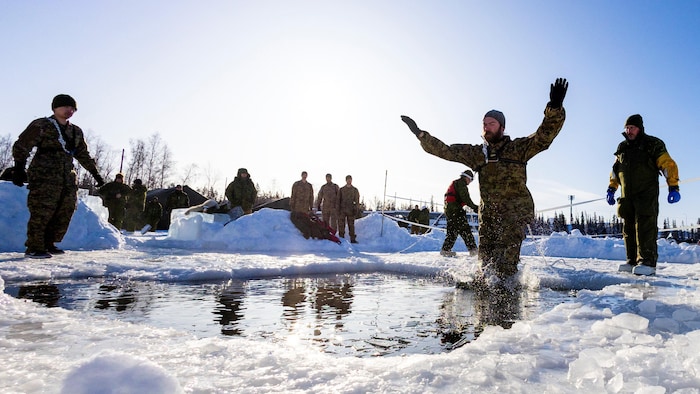 Les membres du 41e Groupe-brigade canadien s'entraînent au sauvetage sur glace à Yellowknife, dans les Territoires du Nord-Ouest, le 20 février 2026.