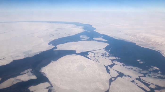 L'océan Arctique vu du haut des airs entre Resolute Bay et Tuktoyaktuk.  