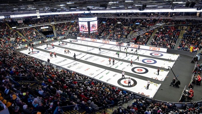 Huit équipes participent à des matchs de curling devant 6000 spectateurs à l'aréna Mary Brown's.