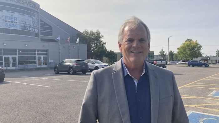Serge Gaudreault pose devant le Centre Georges-Vézina.