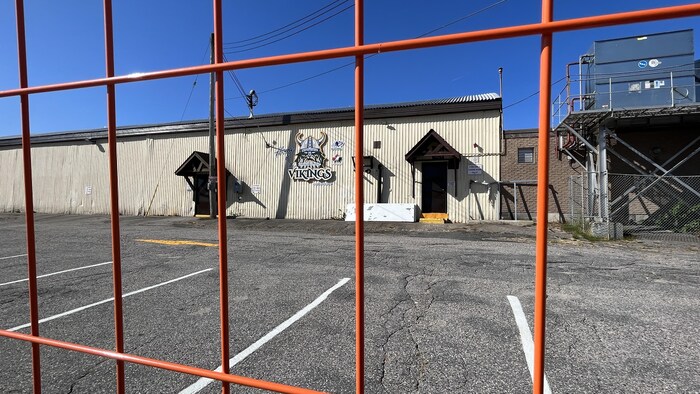 L'aréna d'Elliot Lake derrière une clôture.