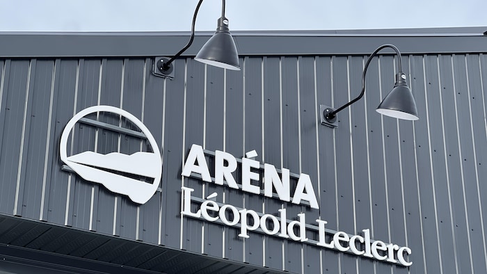 Un écriteau sur la façade de l'aréna.