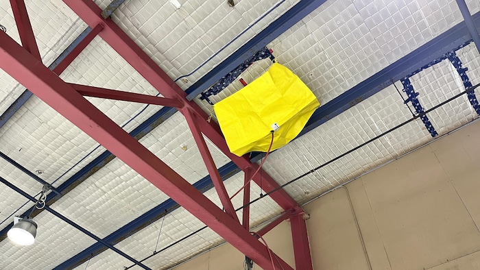Une bâche installée au plafond d'un aréna.