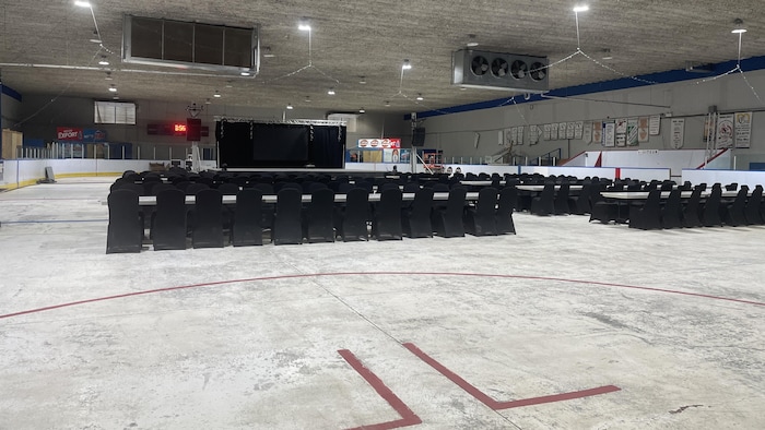 La patinoire de l'aréna de Saint-Jean-de-Dieu sur laquelle des tables et des chaises ont été placées pour un gala.