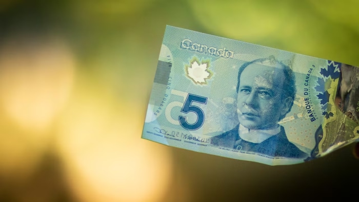 Un billet canadien de cinq dollars