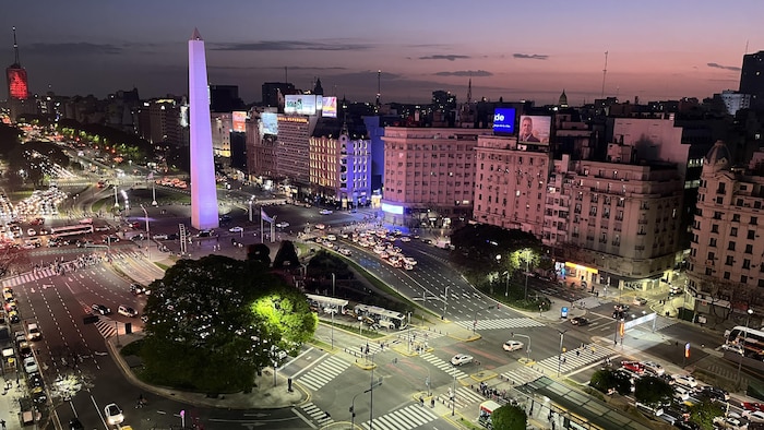 Une grande artère de Buenos Aires au crépuscule.