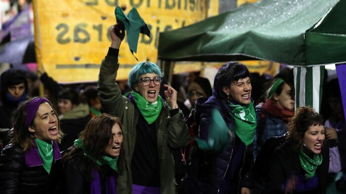 
À Buenos Aires en Argentine des femmes manifestent avec des foulards verts en réclamant la légalisation de l'avortement.