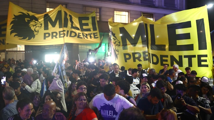 L'économiste ultralibéral Javier Milei et le ministre de l'Economie Sergio Massa sont arrivés en tête dimanche du premier tour de la présidentielle argentine, en disputeront le second tour le 19 novembre, selon des résultats officiels partiels.