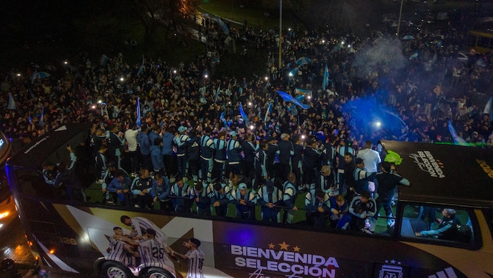 L'autobus avec les joueurs argentins fait son chemin dans la foule réunie à Ezeiza, à Buenos Aires. 