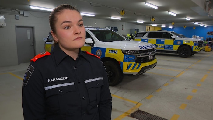 Ariane Bernier accorde une entrevue dans un garage abritant des ambulances.