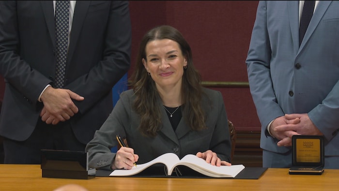 Une capture de l'assermentation d'Ariane Boyer lors de son assermentation.