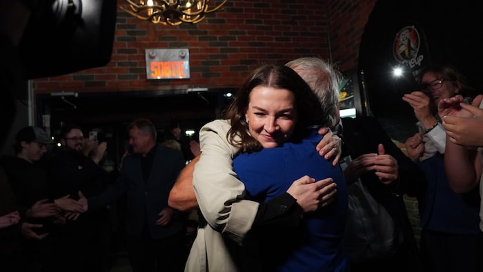 Ariane Boyer à son arrivée à Rivière-du-Loup, dans un rassemblement militant, le 5 octobre 2026.