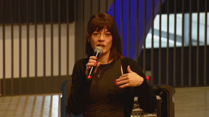 Ariane Mahrÿke Lemire parle à un micro.