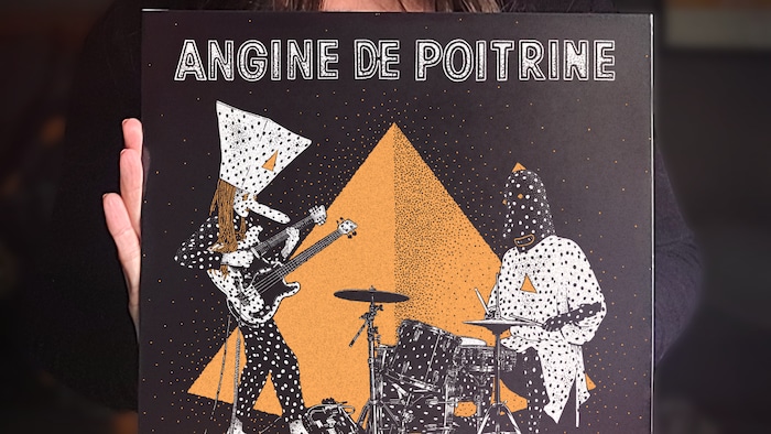 Arielle Corbeau tient un album de musique dans ses mains.