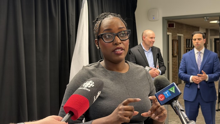 La députée fédérale de London-Ouest, Arielle Kayabaga, répond aux questions des médias lors d'une conférence de presse.