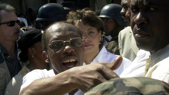 Plus d'un millier de manifestants antigouvernementaux ont envahi les rues le lundi 25 novembre 2002 pour réclamer la démission d'Aristide.