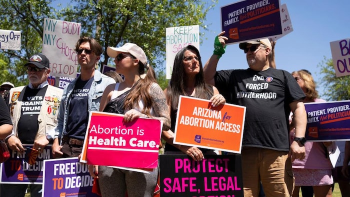 Des membres d'Arizona for Abortion Access, l'initiative visant à inscrire le droit à l'avortement dans la Constitution de l'État de l'Arizona, ont offert une conférence de presse et ont manifesté le 17 avril 2024 à Phoenix, en Arizona.