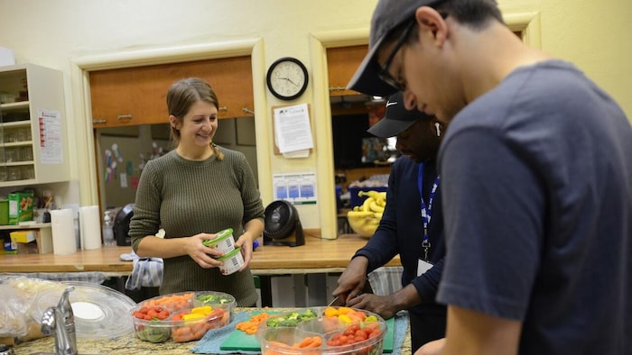Des bénévoles préparent des légumes dans la cuisine d'Ark Aid Mission.