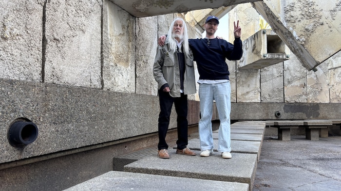 Armand et Alexis Vaillancourt, père et fils, près de l'oeuvre Fontaine Vaillancourt. 