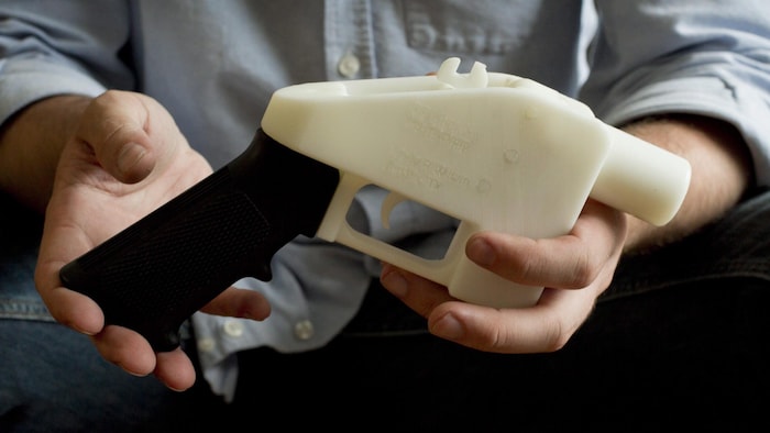 Un pistolet en plastique fabriqué entièrement à partir d'une imprimante 3D.
