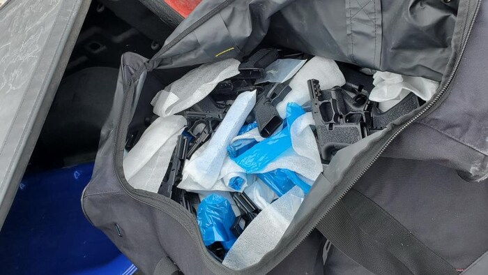 Les morceaux d'arme se retrouvent dans un sac.