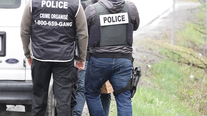 L'arme à feu qui aurait servi lors de la tentative de meurtre a été saisie par la Sûreté du Québec cet après-midi. Les enquêteurs l'ont déposée dans un sac de papier pour fins d''analyse lors de tests balistiques.