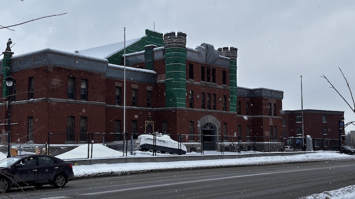 Le manège militaire de Sherbrooke situé sur la rue Belvédère Sud dans la neige.