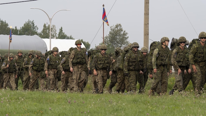 Des membres du 5e Groupe-Brigade mécanisé du Canada participent à une marche de 5 km à la Base de soutien de la 2e Division du Canada à Valcartier.