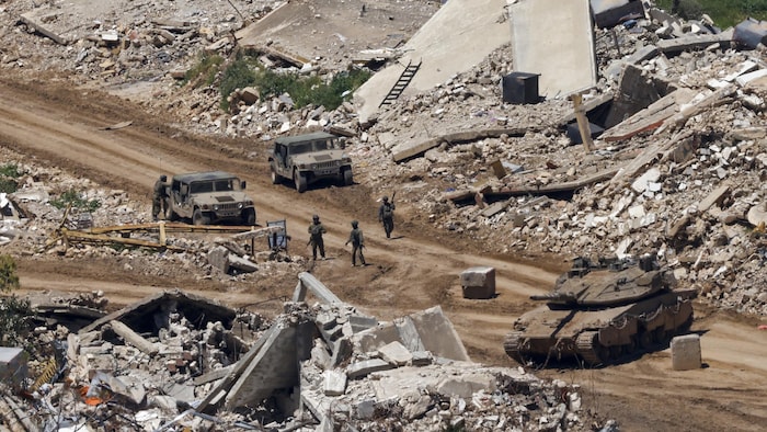 Des chars israéliens vus dans un village détruit dans le sud du Liban.