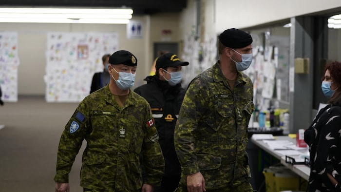 Des militaires circulent dans la clinique de vaccination.