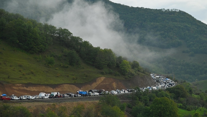 Une longue file de voitures sur la route menant à la frontière entre l'Azerbaïdjan et l'Arménie le 25 septembre 2023.