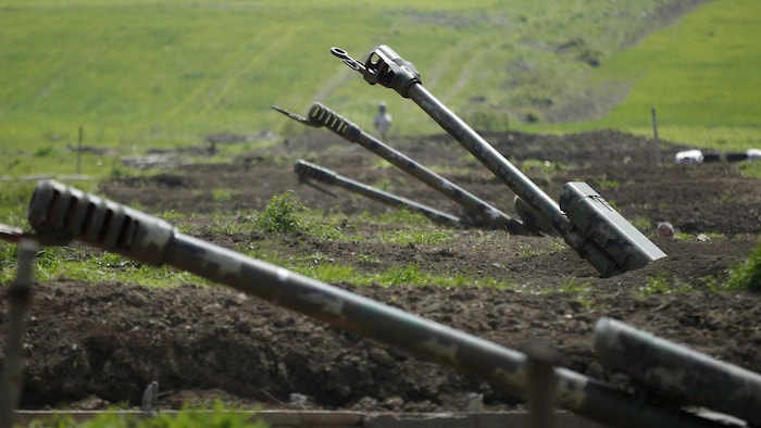 قطع مدفعية أرمينية مثبتة بالقرب من الحدود مع ناغورنو كاراباخ.
