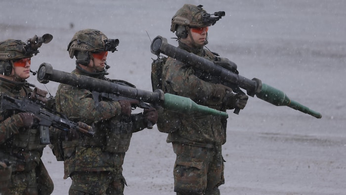 Des soldats armés de lance-roquettes antichars.