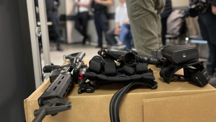  Armes et équipement policiers sur une table.