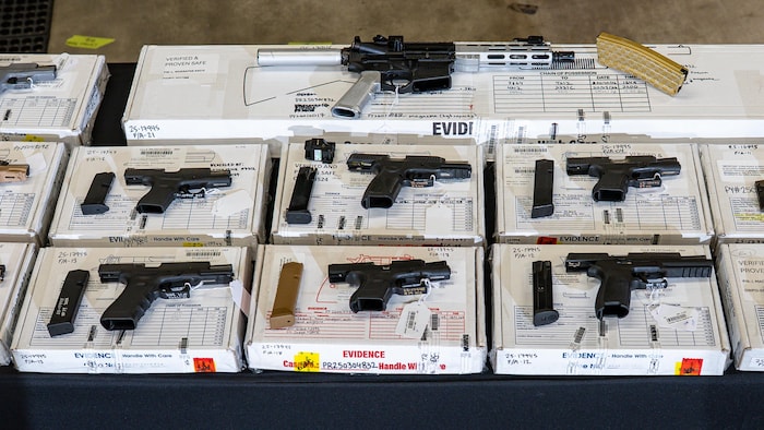 Des armes à feu disposées sur une table.